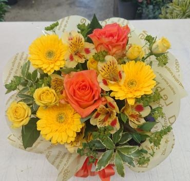 20230123_present-arrangement-yelloworange-flowerhouseaika