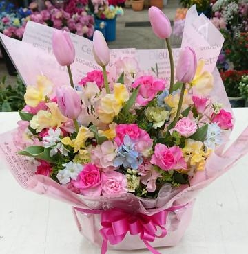 お誕生日祝い♪春らしいフラワーアレンジメント♪｜「愛花」　（愛媛県松山市の花キューピット加盟店 花屋）のブログ