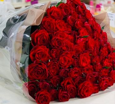プロポーズ 108本 赤バラの花束♪｜「愛花」　（愛媛県松山市の花キューピット加盟店 花屋）のブログ