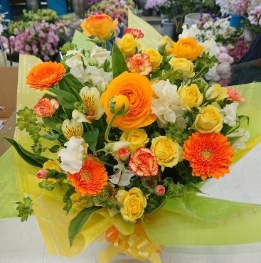 20220414_oiwai-arrangement-yelloworange-flowerhouseaika