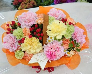 母の日2022 おまかせカラフルアレンジメント♪「愛花」（愛媛県松山市の花屋）のギャラリー写真