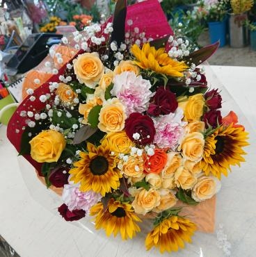 花束 太陽のような奥さまへ♪｜「愛花」　（愛媛県松山市の花キューピット加盟店 花屋）のブログ