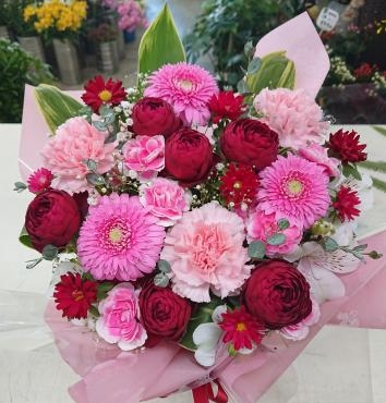 20221118_kekkonoiwai_arrangement-redpink-flowerhouseaika