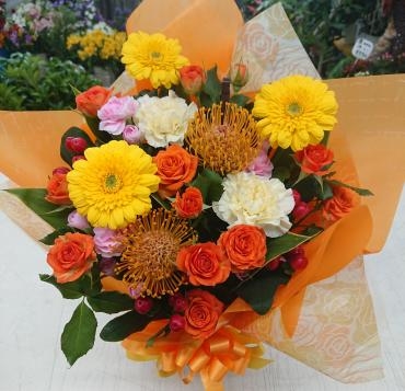 20221118_omimai_arrangement-yelloworange-flowerhouseaika