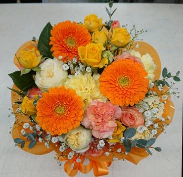 20221226_oiwai_arrangement-yelloworange-flowerhouseaika