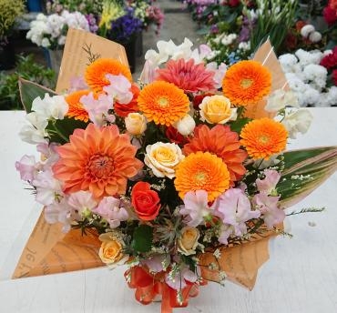 20230117_birthday_oiwai_arrangement_orange-flowerhouseaika