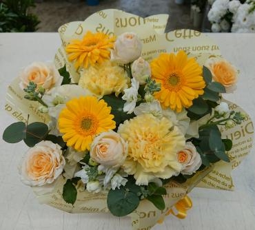 20230120_shussan-oiwai_arrangement_yellowwhite_gentle-sweet-flowerhouseaika