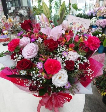 20230122_birthday_oiwai_arrangement-red-flowerhouseaika