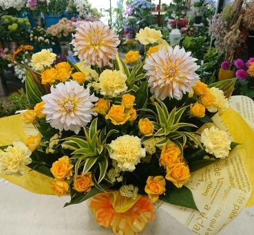 20230601_birthday-oiwai_arrangement_yellow-flowerhouseaika
