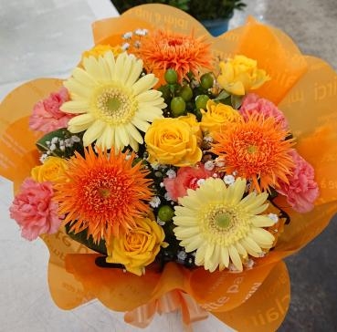 20230608_oiwai_arrangement_yelloworange-flowerhouseaika