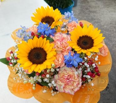 20230808_happyokai-oiwai_arrangement_sunflower-blue-flowerhouseaika