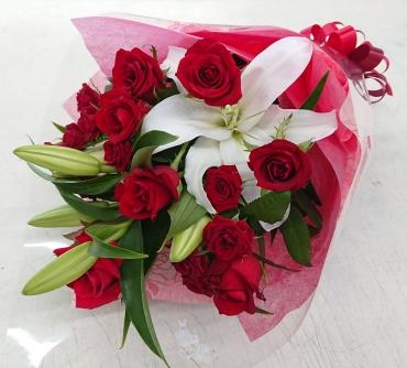20230911_oiwai_rose-lily-bouquet-red-flowerhouseaika