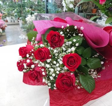 プレゼント 赤バラとカスミ草の花束♪｜「愛花」　（愛媛県松山市の花キューピット加盟店 花屋）のブログ