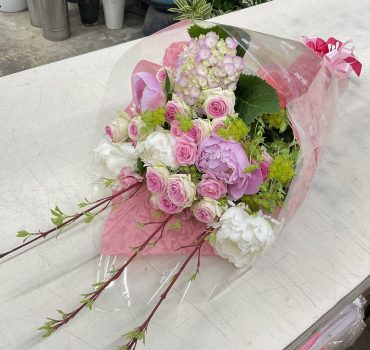 お誕生日祝い 季節の花束♪