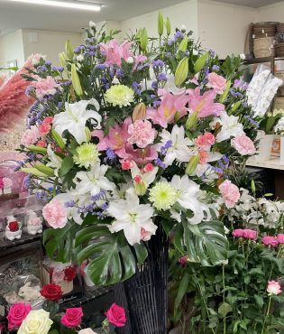 ユリの好きなお母様へ お別れの会 生花スタンド｜「愛花」　（愛媛県松山市の花キューピット加盟店 花屋）のブログ