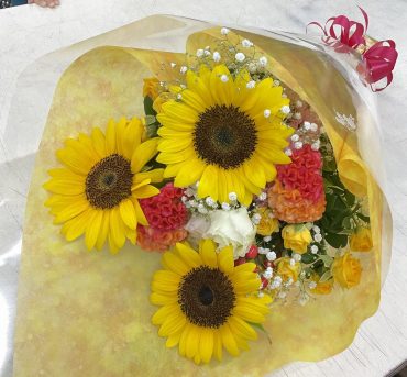 お誕生日祝い ヒマワリ 花束♪｜「愛花」　（愛媛県松山市の花キューピット加盟店 花屋）のブログ