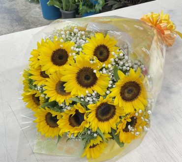 15歳 お誕生日祝い ヒマワリの花束♪｜「愛花」　（愛媛県松山市の花キューピット加盟店 花屋）のブログ