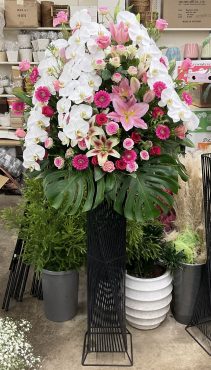 コンサート会場 スタンド花【１段】 胡蝶蘭入れてピンク系♪｜「愛花」　（愛媛県松山市の花キューピット加盟店 花屋）のブログ