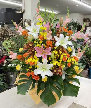 演台に つぼ活け風アレンジメント♪｜「愛花」　（愛媛県松山市の花キューピット加盟店 花屋）のブログ