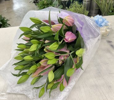 お供え ピンクユリのみ 花束｜「愛花」　（愛媛県松山市の花キューピット加盟店 花屋）のブログ
