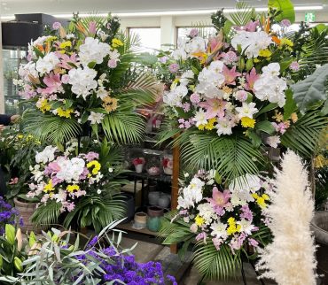 お通夜・葬儀 スタンド花【２段一対】｜「愛花」　（愛媛県松山市の花キューピット加盟店 花屋）のブログ